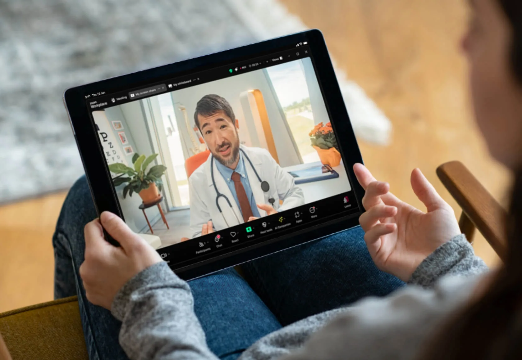 Bác sĩ thăm khám bằng iPad